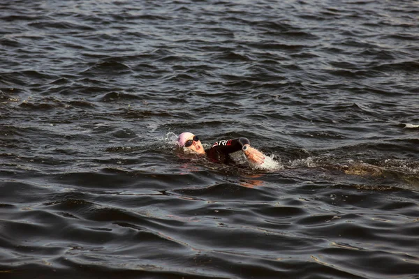 Estilo libre nadadora femenina —  Fotos de Stock