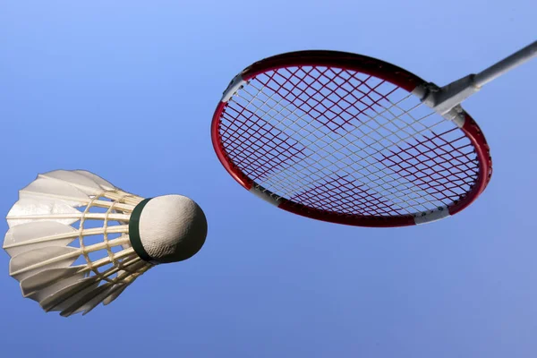 Badminton giocare azzurro cielo — Foto Stock