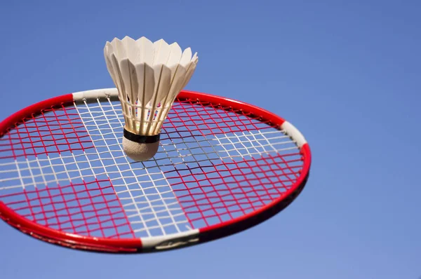 Badminton giocare primo piano e cielo blu — Foto Stock