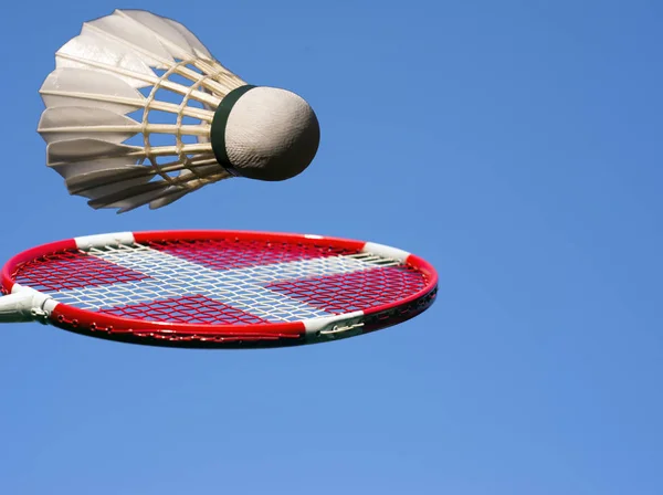 Badminton oyun gök mavisi — Stok fotoğraf