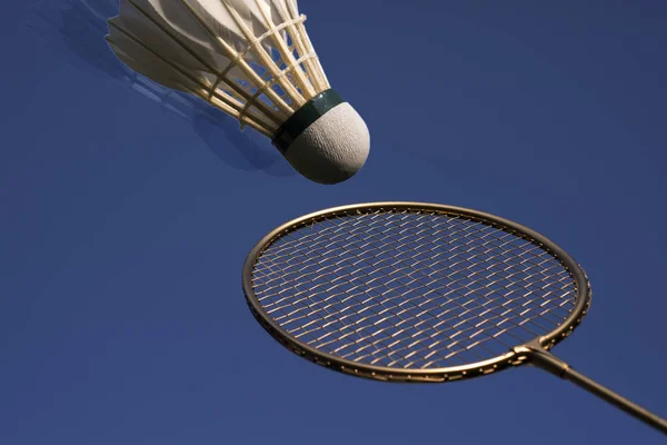 Badminton goldener Schläger himmelblau. — Stockfoto