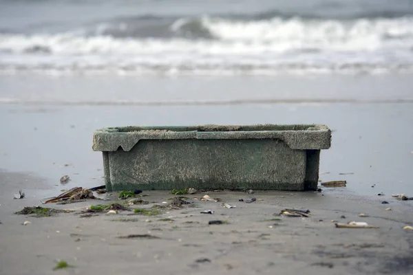 Plastic afval op het strand — Stockfoto