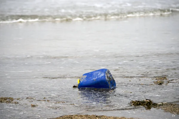 Resíduos de plástico na praia — Fotografia de Stock