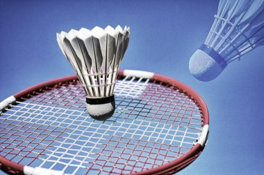 Renkli soyut badminton raket ve raketle gök mavisi.