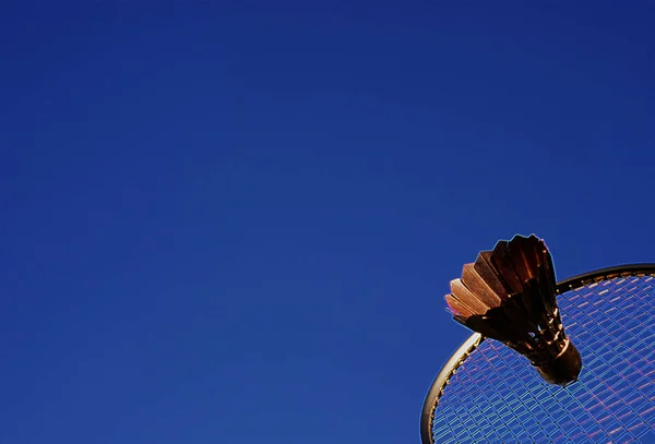 Raquete de badminton abstrato colorido e Shuttlecock céu azul . — Fotografia de Stock