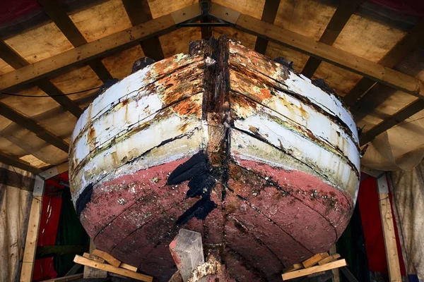 Velho barco vintage em terra para ser restaurado . — Fotografia de Stock