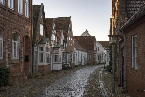 Gammal del av townen med kullersten väg — Stockfoto