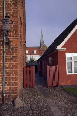 Dar Arnavut kaldırımlı geçit