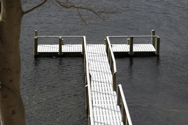 Pokryte śniegiem drewniany most na morzu — Zdjęcie stockowe