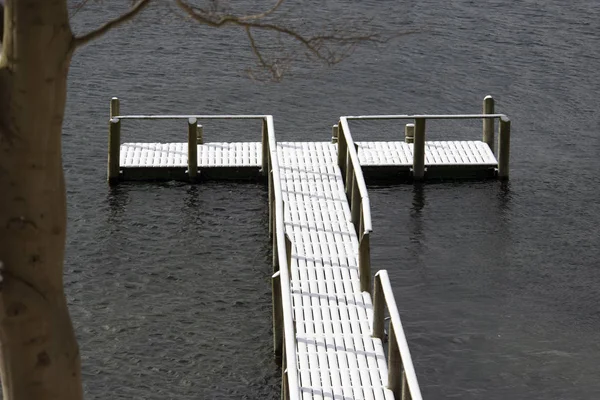 Puente de madera cubierto de nieve en el mar — Foto de Stock