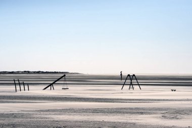 Soğuk ve açık rüzgarlı bir gün büyük sahilde. Sankt Peter Ording Wadden Denizi Alman kısmında.