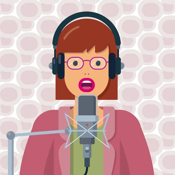 Žena mluví do mikrofonu a nosí sluchátka — Stockový vektor