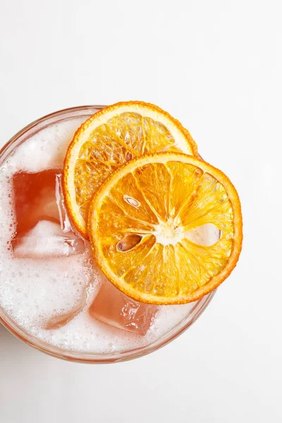 Erfrischungsgetränk Mit Orangenscheiben Über Weiß — Stockfoto