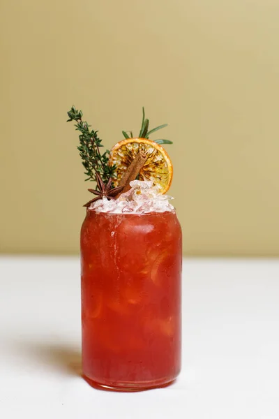 Vaso Refrescante Bebida Herbal Decorado Con Palo Canela Rebanada Naranja — Foto de Stock