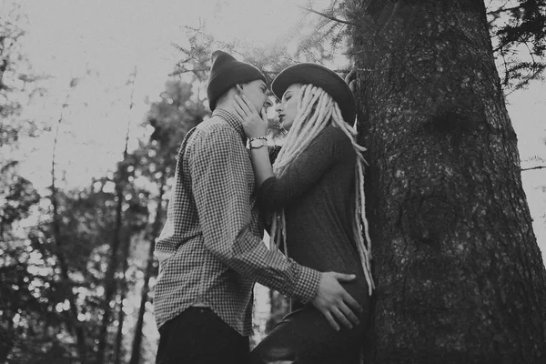 Pareja Joven Apoyada Tronco Del Árbol Abrazándose Parque — Foto de Stock