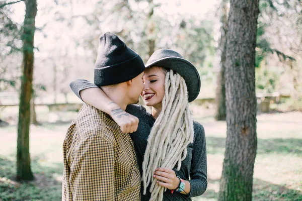 Elegante Pareja Joven Abrazándose Parque — Foto de Stock