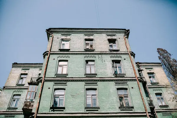 Widok Zewnętrzny Starych Zielona Fasada Budynku Nad Niebieski Niebo — Zdjęcie stockowe