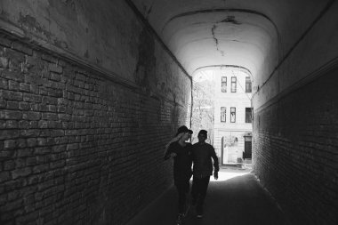 Siluet kemer ile yürüme Çift