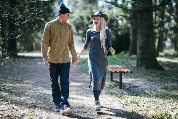 Glada Par Promenader Park Alley Och Hålla Händerna — Stockfoto