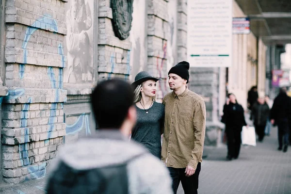 时尚情侣走在街上行人在街头现场 — 图库照片