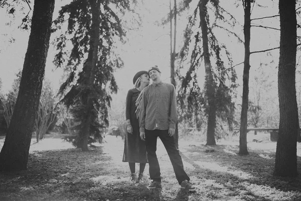 官能的なカップルが公園の芝生でポーズ — ストック写真