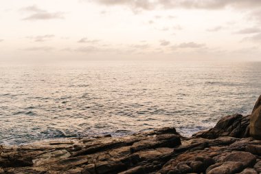 Güzel kayalık deniz manzarası