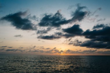 Gün batımının altında güzel bir deniz manzarası