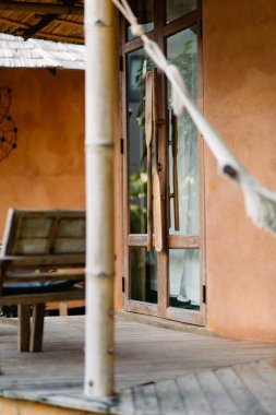 Tatil köyünde hamağı olan rahat bir bungalovun detayları