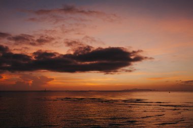 Gün batımının altında güzel bir deniz manzarası