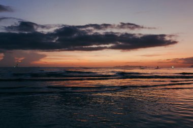 Gün batımının altında güzel bir deniz manzarası