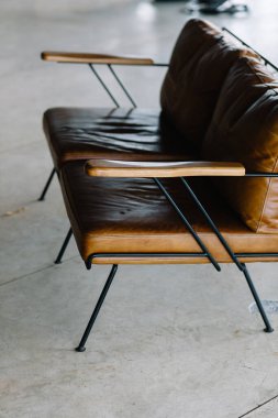 Odanın içindeki deri kanepenin yakın görüntüsü.