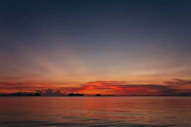 Gün batımının altında güzel bir deniz manzarası