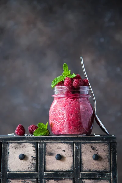 Himbeeren, Kokos und Chiasamen Pudding im Glas — Stockfoto