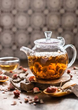 Yonca çiçek çay çaydanlık ve bardak kupa