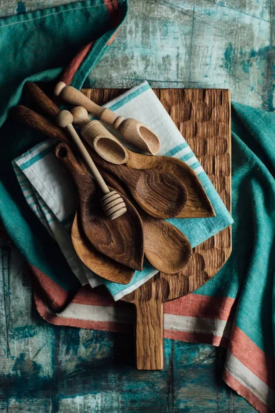 Cuillères en bois faites à la main sur une planche en bois. Outils de cuisine . — Photo