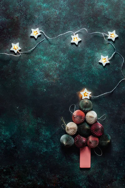 Рождественские елочные украшения, выложенные в форме Рождества — стоковое фото