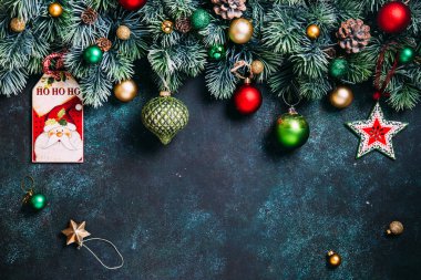 Noel kompozisyonu. Çam dalları, yeşil, kırmızı ve altın dekoru