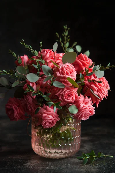 Bouquet di rose rosa in un vaso. — Foto Stock