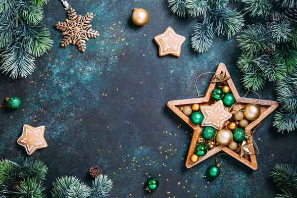 Різдвяна композиція. Пряник, гілки сосни, зелений і золотий — стокове фото