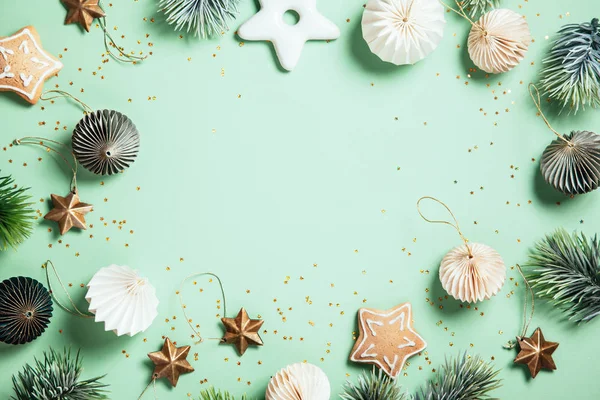 Noel kompozisyonu. Zencefilli çörek, çam dalları, beyaz ve dev — Stok fotoğraf