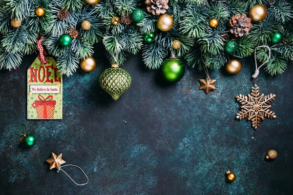 Julens sammansättning. Tallkvistar, grön och guld dekoration — Stockfoto