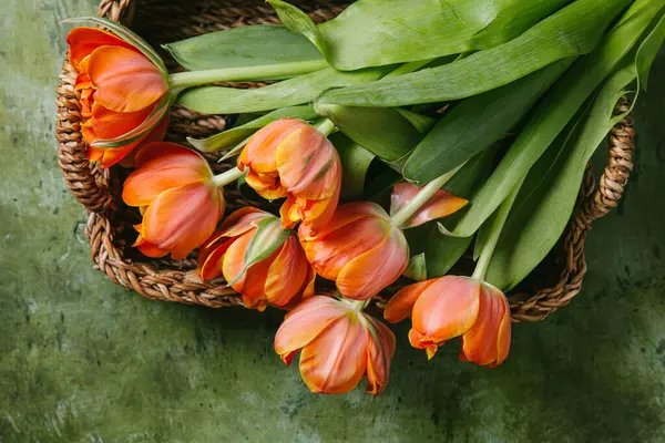 Tulipani Cesto Vimini Uno Sfondo Legno Concetto San Valentino Giornata — Foto Stock