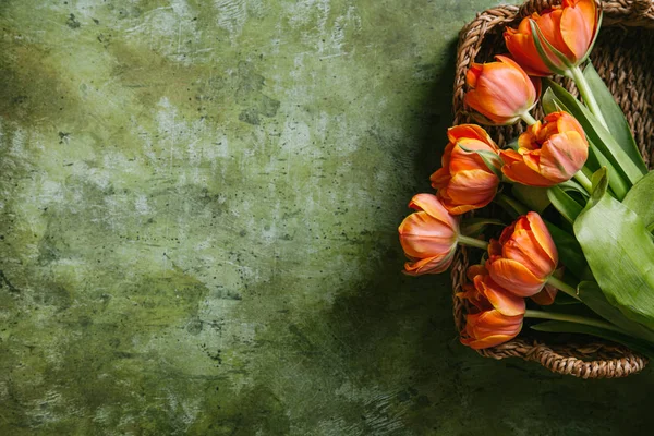 Tulipani Cesto Vimini Uno Sfondo Legno Concetto San Valentino Giornata — Foto Stock