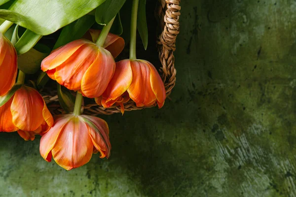 Tulipani Cesto Vimini Uno Sfondo Legno Concetto San Valentino Giornata — Foto Stock