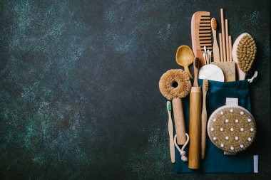 Sıfır kayıp. Çevre dostu banyo ve mutfak aksesuarları yeşil arka planda. Düz konum, üst görünüm, kopyalama alanı.