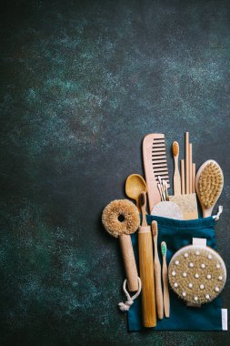 Sıfır kayıp. Çevre dostu banyo ve mutfak aksesuarları yeşil arka planda. Düz konum, üst görünüm, kopyalama alanı.