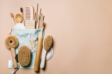 Sıfır kayıp. Bej arka planda çevre dostu banyo ve mutfak aksesuarları. Düz konum, üst görünüm, kopyalama alanı.