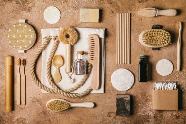 Sıfır atık. Çevre dostu banyo ve mutfak aksesuarları bej arka planda. Çevre dostu ve yeniden kullanım kavramı.