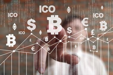 İşadamı para birimleri düğmesini ICO ilk madeni para sunan grafik diyagramı sanal dijital elektronik kullanıcı arabiriminde presler