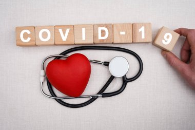 Doktor elle ahşap blokları kovid 19 virüsü, koronavirüs sağlık sigortası, sağlık sigortanız ile düzenliyor..